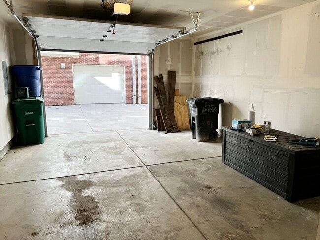 Building Photo - Luxury Slot-Style Town Home in the Heart of RiNo