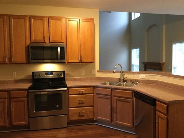 Building Photo - 204 Annesbury Ln