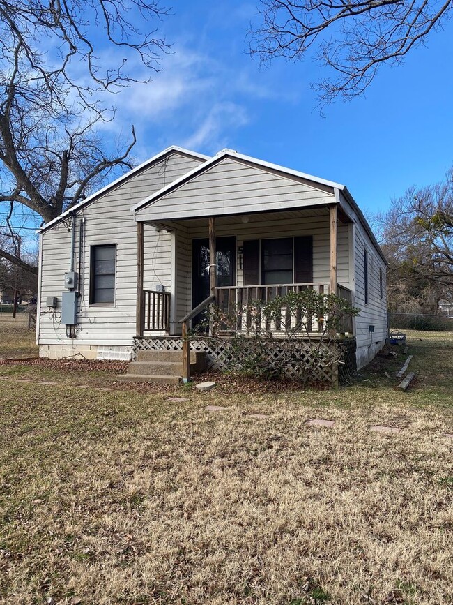 Building Photo - FOR LEASE! 1 BR - 1 BA Frame Home in Weatherford with Large Fenced Backyard