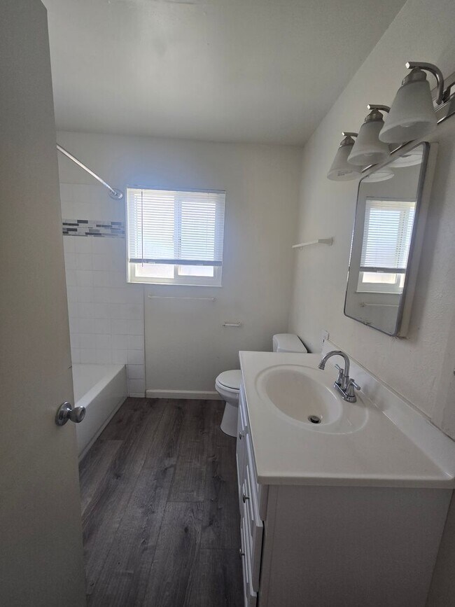 Building Photo - 3 BR 2 BA Available Now