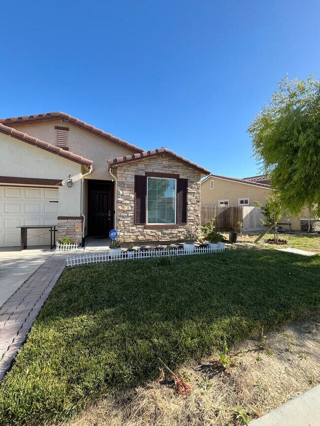 Building Photo - 2487 N Mountainside Dr
