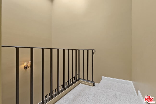 Building Photo - 1561 Palisades Dr