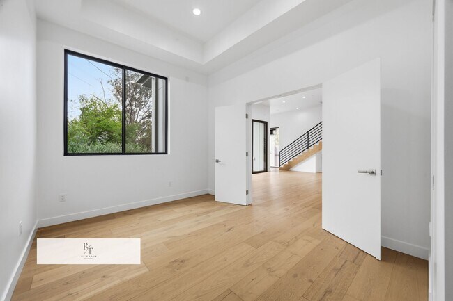 Building Photo - Luxury Modern Living with Stunning LA Skyline Views