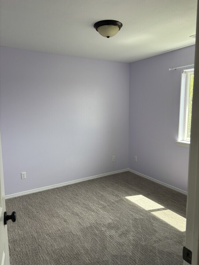 Building Photo - 2075 Mary Dr