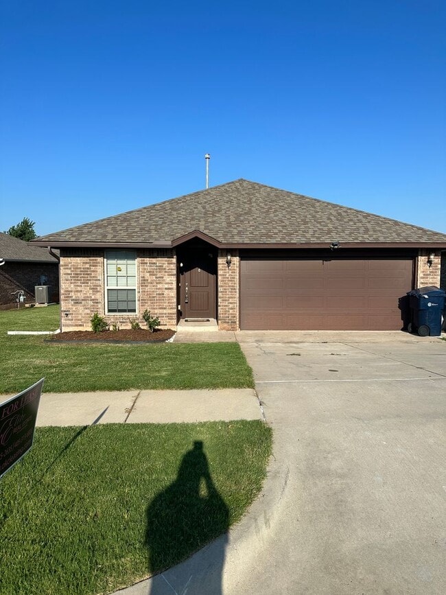 Building Photo - 4 bd/2 ba - Wood Look Floors - Open Plan