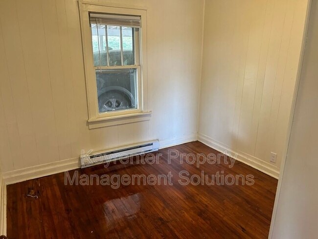 Building Photo - 1014 Hall St