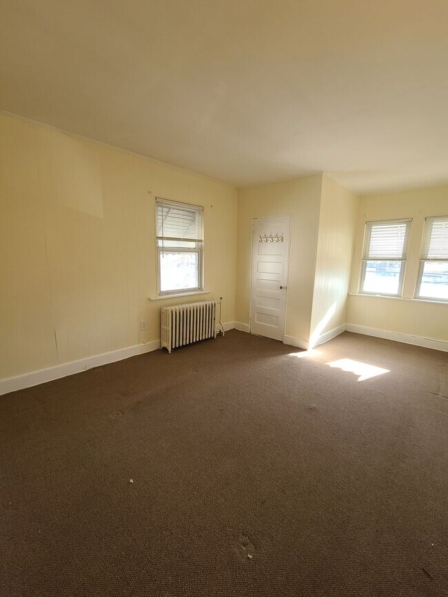 Building Photo - 443 Main St