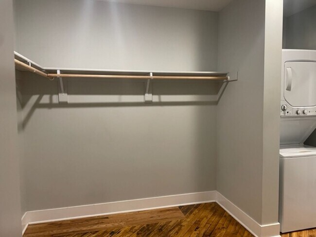 Building Photo - HUGE Apartment Available at Farnam Hill Lo...
