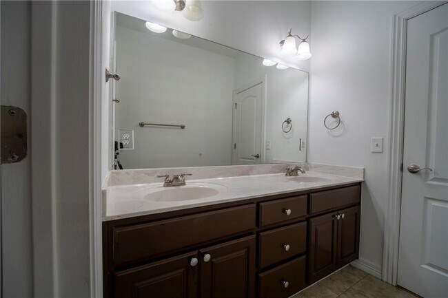 Building Photo - 4604 SW Swinton Dr