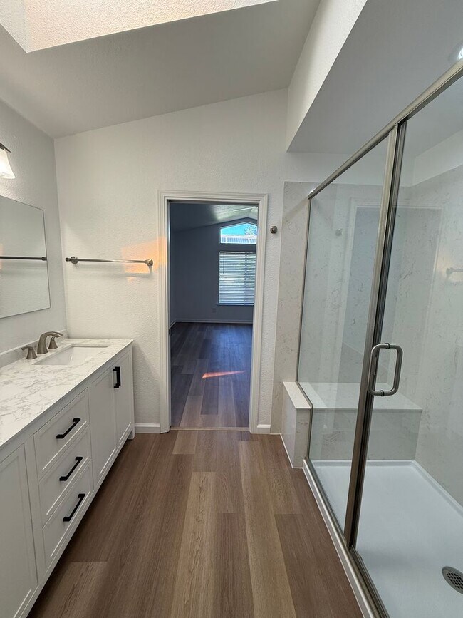 Building Photo - 3 BEDROOM COURT LOCATION