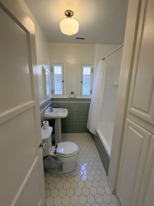 Building Photo - Pico-Robertson / Beverlywood 2 beds + 1.5 baths Spanish house PLUS Studio ADU  | Pool+Jacuzzi & e...