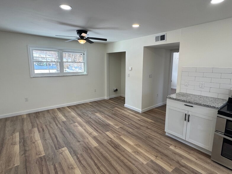 Building Photo - 16 Intervine Pl