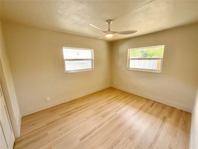 Building Photo - 644 Manor Dr W