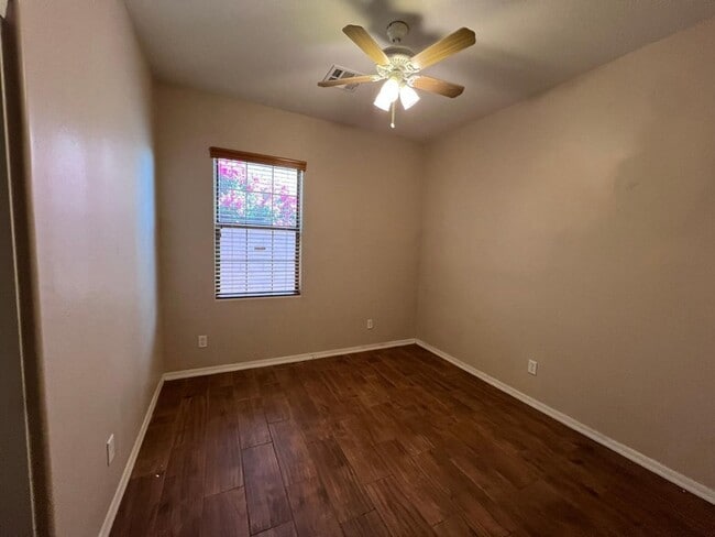 Building Photo - 898 E Del Rio St