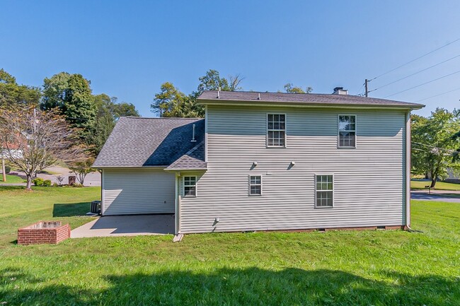 Building Photo - Beautiful Home in Hendersonville!