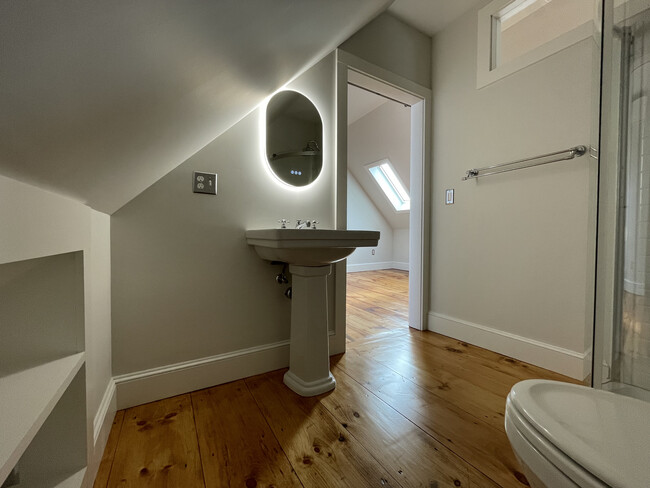 Third Floor Loft Bathroom - 18 North St