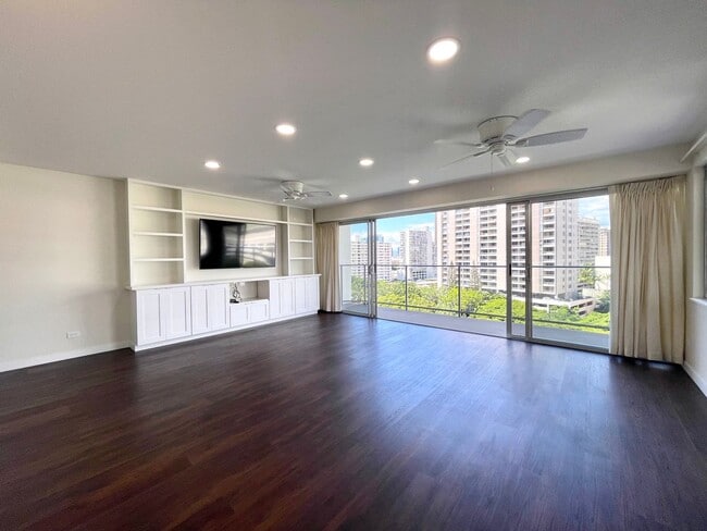 Building Photo - Stunning 2BR/1.5 BA Canal-View Condo – Mar...