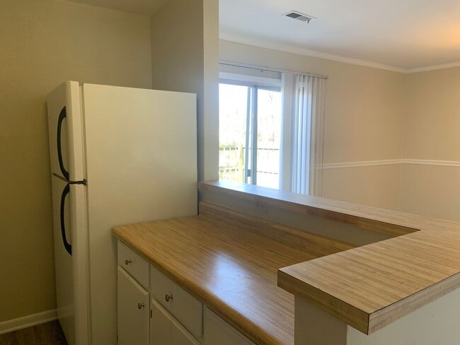 Building Photo - 3 BR Condo convenient to I-40 and Wendover...