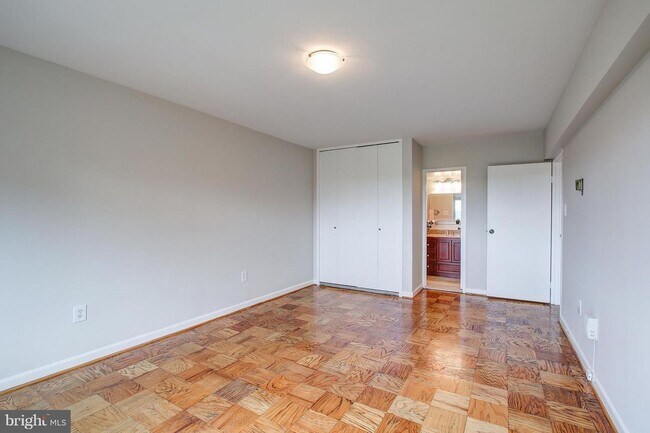 Building Photo - Wesley Heights Two Bedroom, Two Baths, Fur...