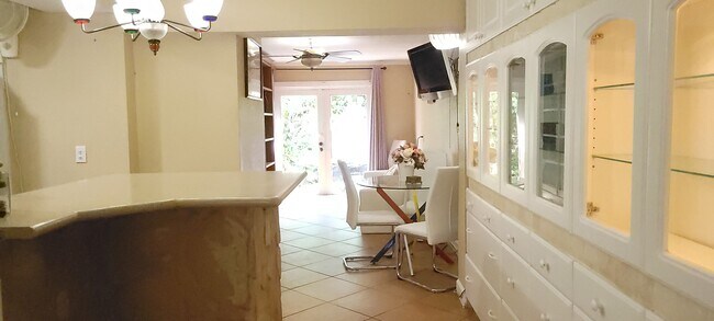 Building Photo - 400 Sunset Dr