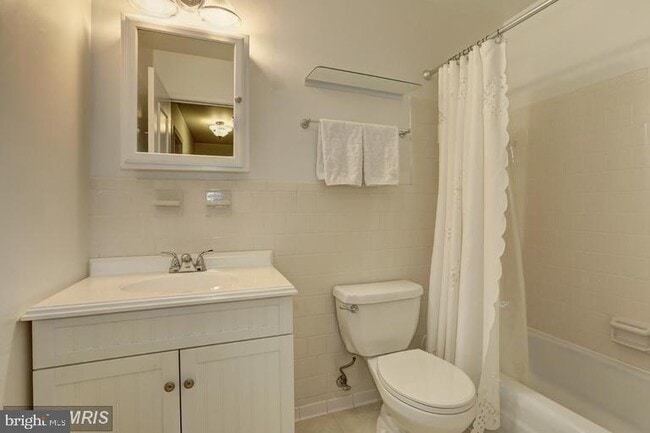 Building Photo - 3898 University Dr