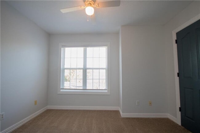 Building Photo - 2 Oak Ridge Ln
