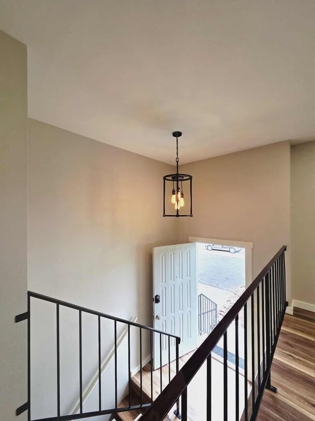 Building Photo - **Gorgeous Renovated 3 Bed 2.5 Bath Duplex...