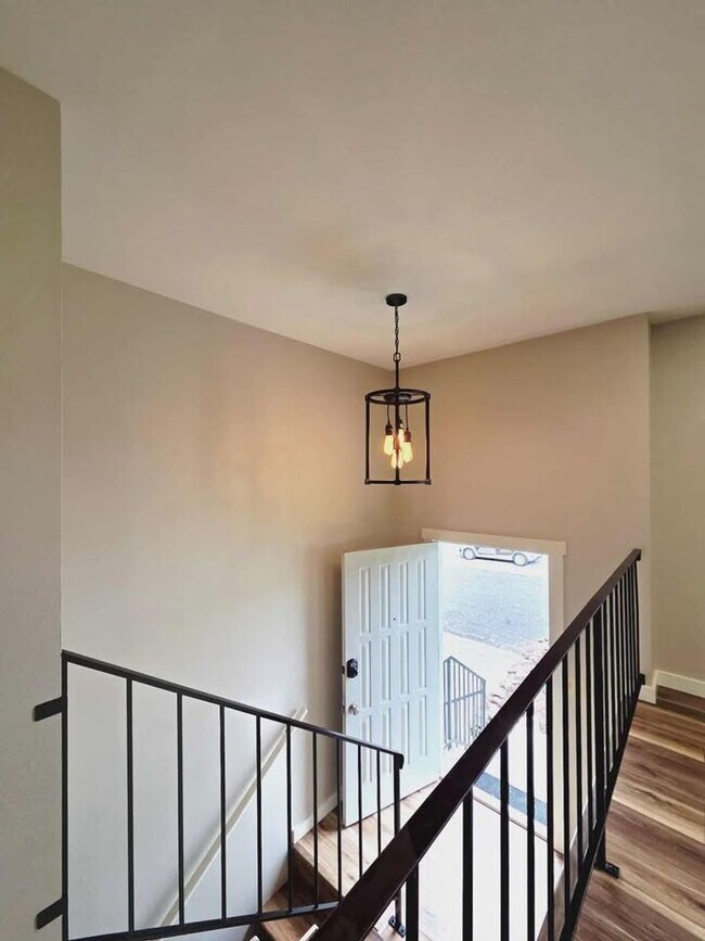 Building Photo - **Gorgeous Renovated 3 Bed 2.5 Bath Duplex FOR RENT**