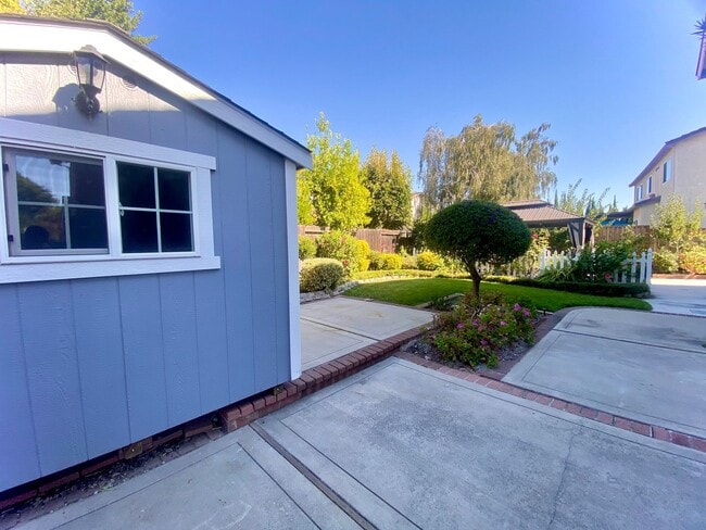 Building Photo - Elegant Fremont Weibel Home with Fruit-Fil...