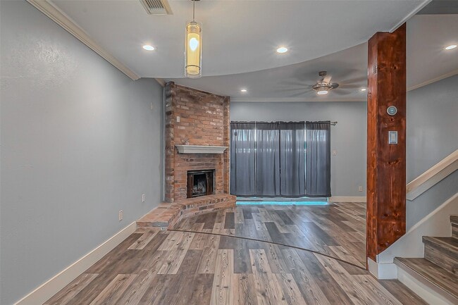 Building Photo - 7700 Creekbend Dr