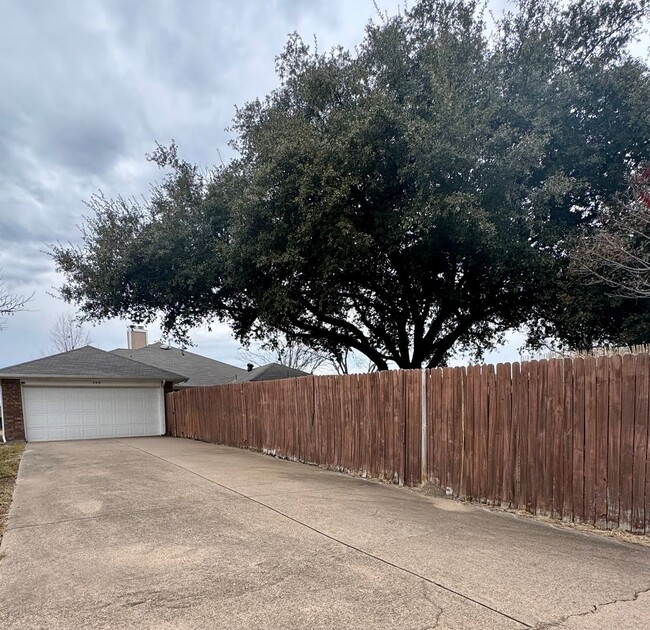 Building Photo - Delightful 3-bedroom, 2-bathroom home with...