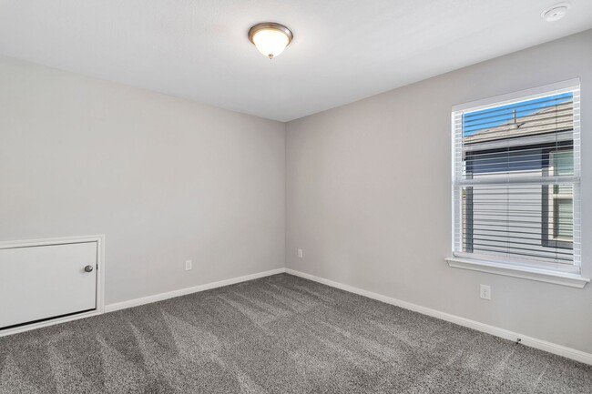 Building Photo - $500 OFF FIRST MONTHS RENT