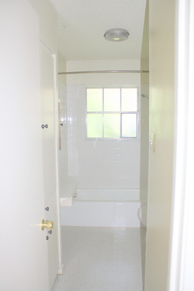 Building Photo - 3 BR / 1 BA House off Shoal Creek/Steck!