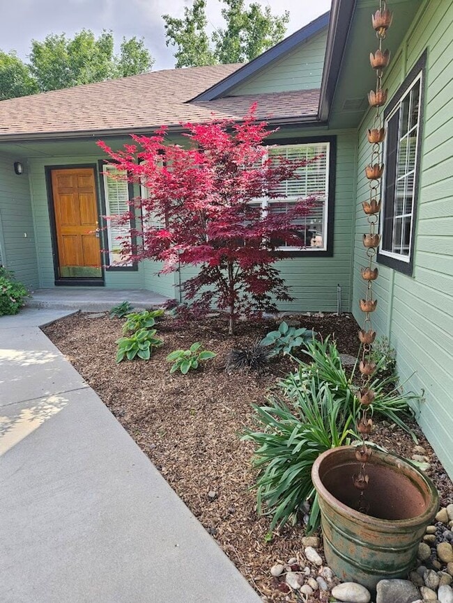 Building Photo - NEW TO MARKET 4 Bedroom Home - Central Mer...