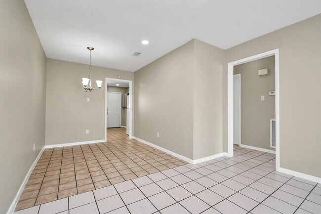 Building Photo - 1736 Crestdale Dr
