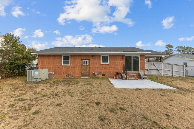 Building Photo - 3 Bedroom/2 Bathroom Remodeled with close ...