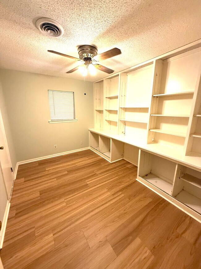 Building Photo - ** 4 bedrooms, 2 bath Located off Atlanta Hwy ** Call 334-366-9198 to schedule a self tour