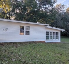Building Photo - 136 Sims St