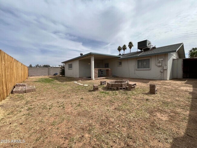 Building Photo - Amazing 3 Bedroom 2 Bath home in Tempe