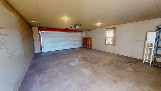 Building Photo - Unfurnished 2 bedroom home with large yard