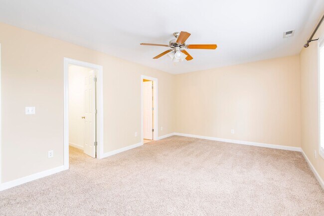 Building Photo - Charming Townhome in the Heart of Wake Forest!