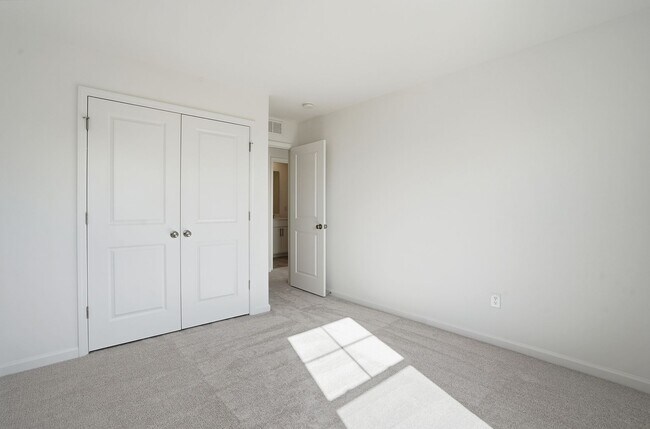 Building Photo - BEAUTIFUL AND READY FOR YOU- NICE TOWNHOME IN ANGIER, NC