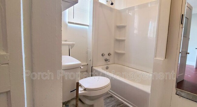 Building Photo - 320 N Barcelona St