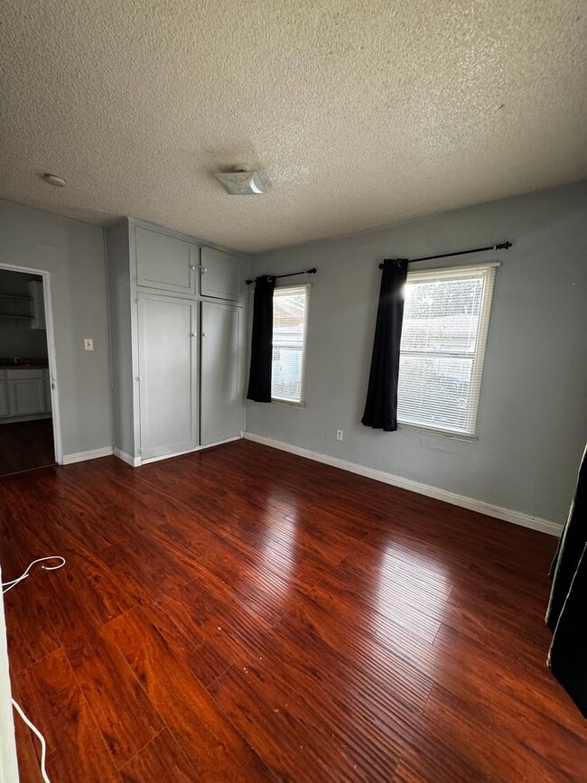 Building Photo - Alburtis Duplex