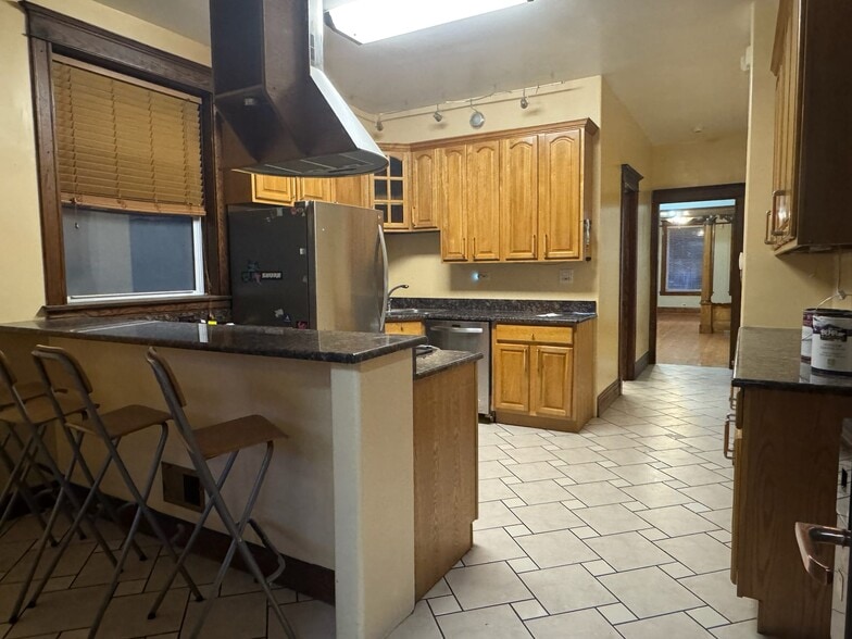 Kitchen - 3248 W Evergreen Ave