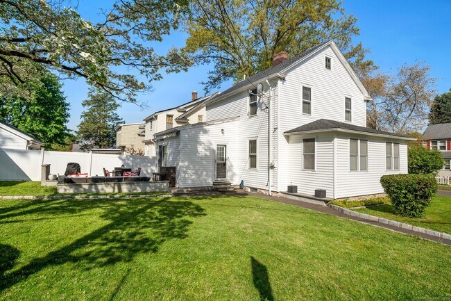 Building Photo - 15 Overland Ave