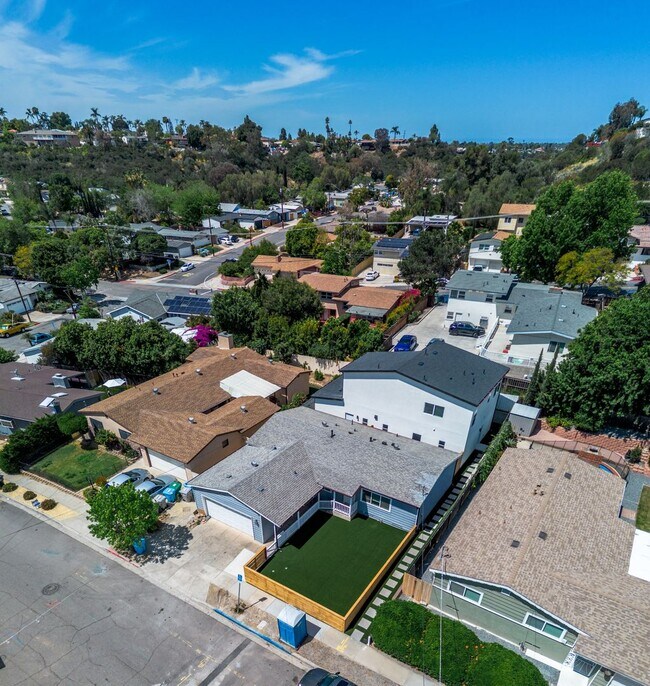 Building Photo - Private rooftop deck!