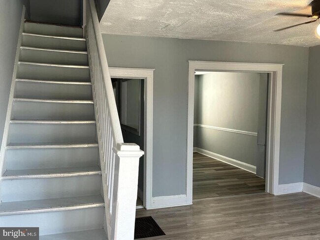 Building Photo - 2305 Robb St