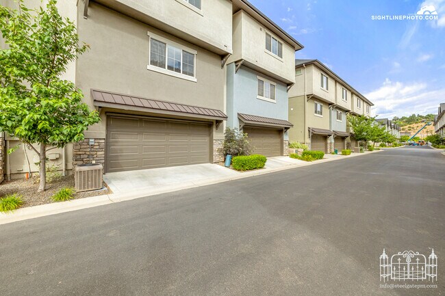 Building Photo - 3287 E Thoroughbred Ln