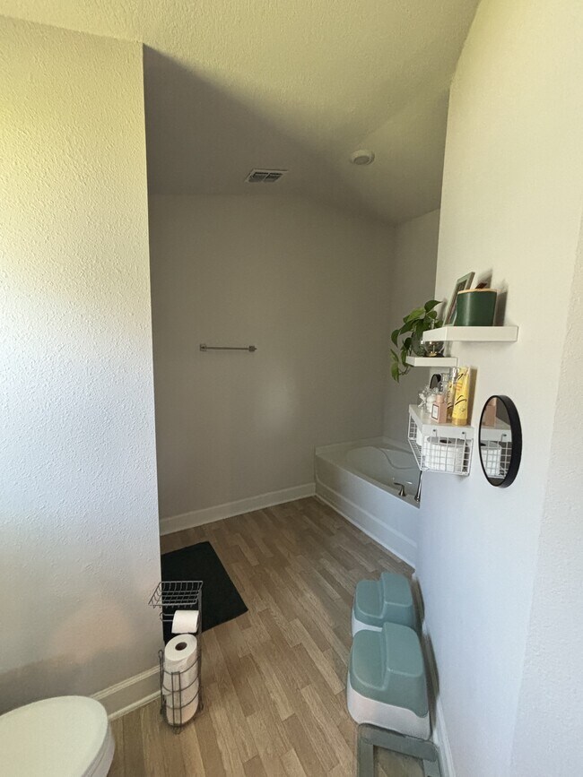 Building Photo - 9835 Olivia St